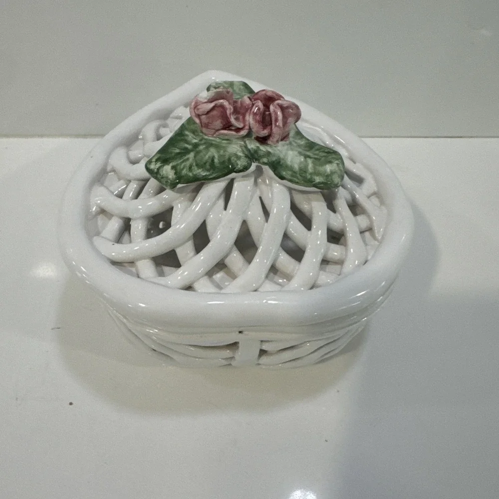 Savoir Vivre Portugal Trinket Box Heart Shaped Lattice Dish w/ Lid Roses 5.5